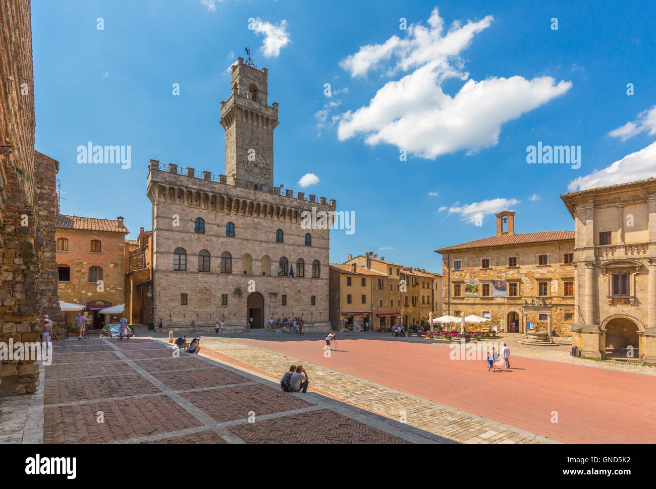 Montepulciano, provincia de Siena, Toscana, Italia. El Palazzo Comunale, que datan desde el siglo 13 en la Plaza Grande. Foto de stock