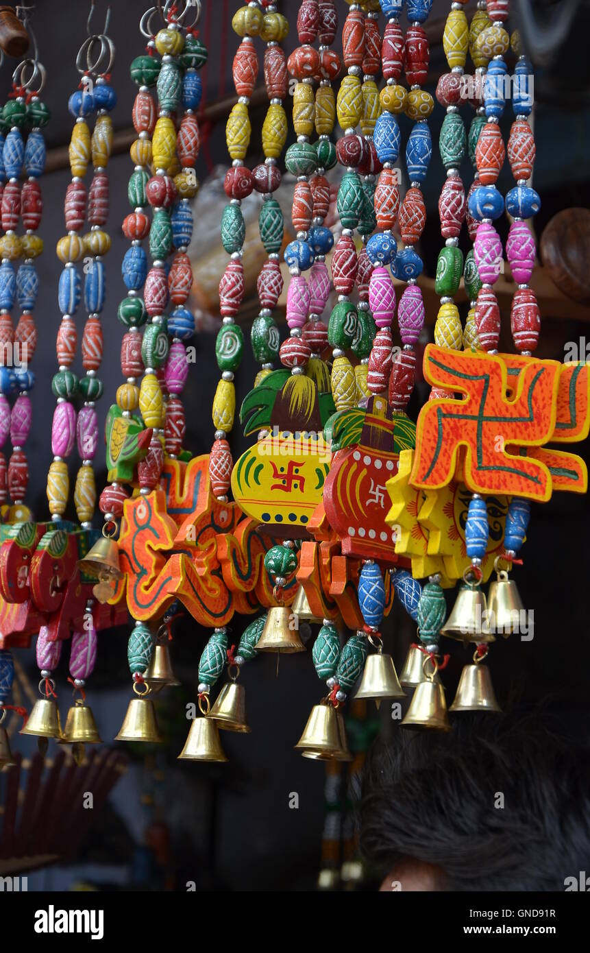 El color atrae la vista. Estos hermosos, coloridos y artículos decorativos en Pushkar fair no podría deslizarse mi ojo de la cámara. Foto de stock