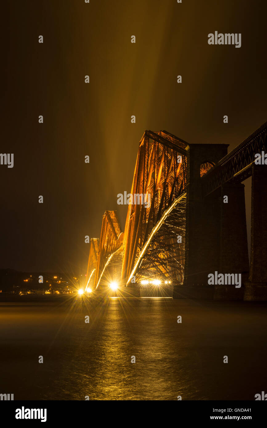 El Forth Railway Bridge de noche Foto de stock