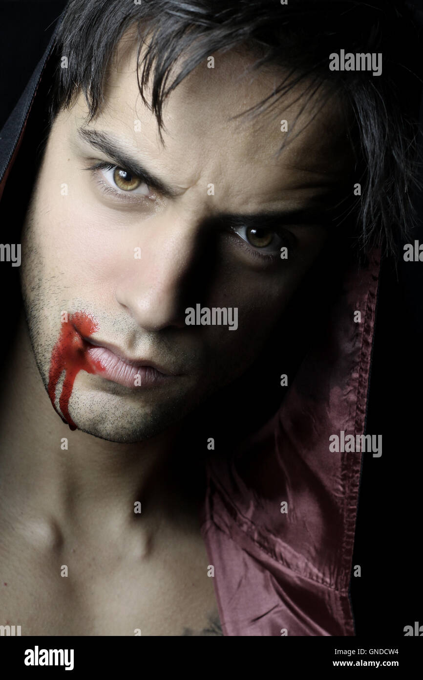 Vampiro guapo fotografías e imágenes de alta resolución - Alamy