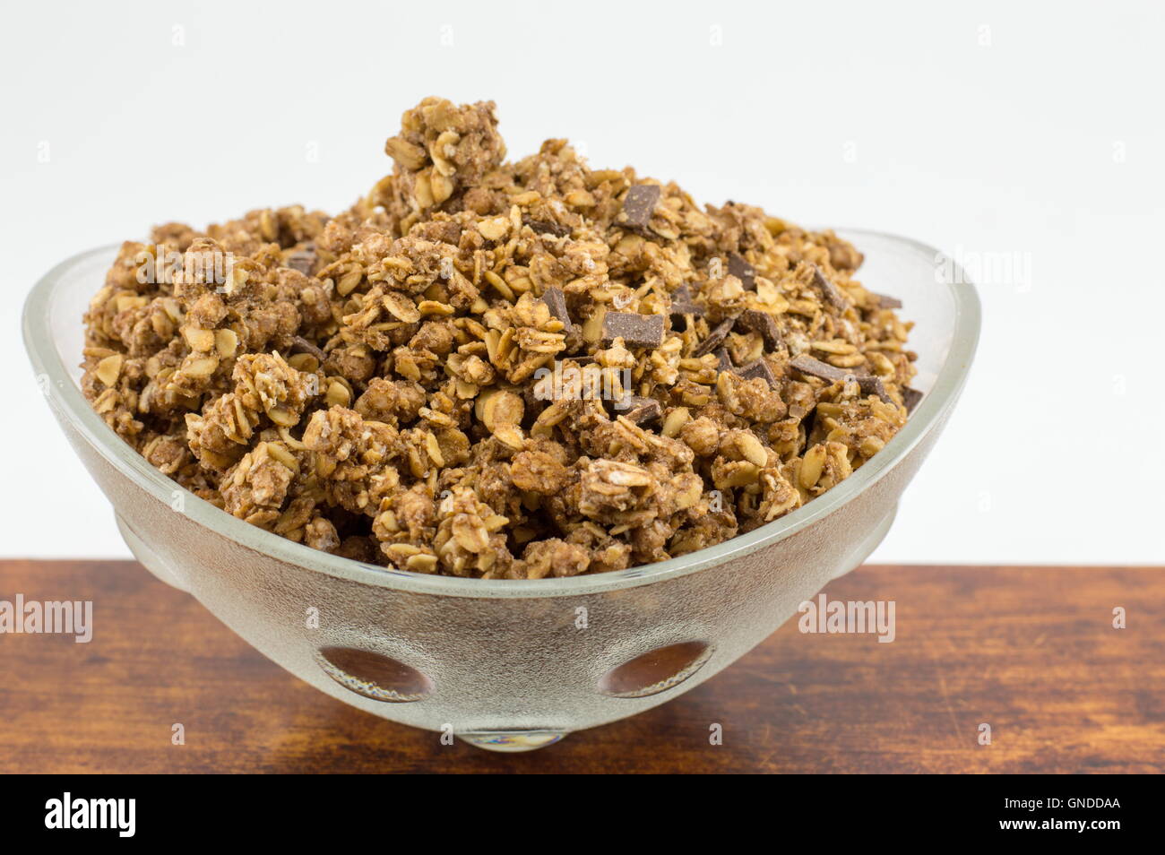 Granola saludable muesli cereales con chocolate en un tazón Foto de stock