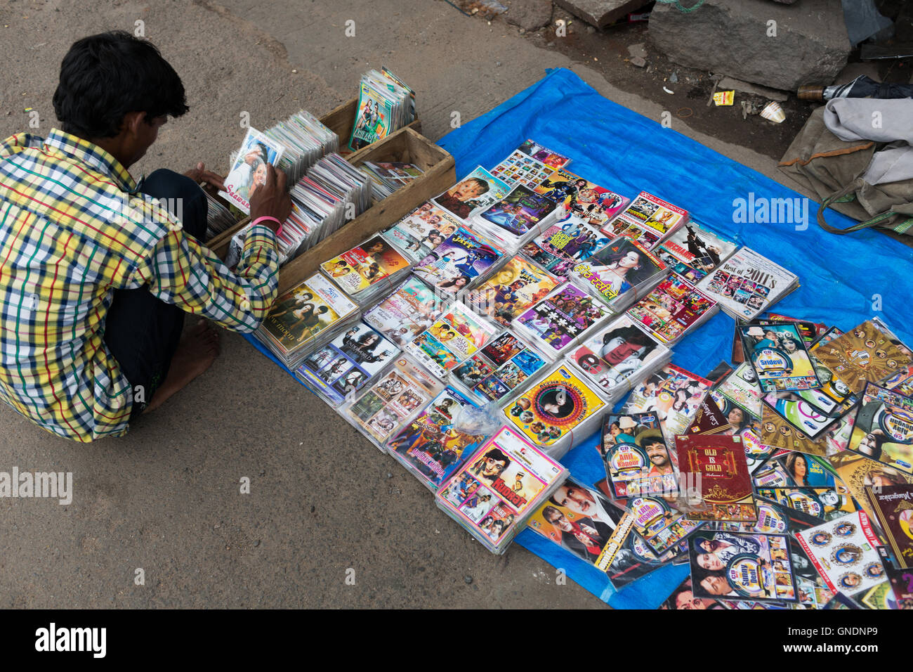 Un proveedor organizar cds y dvds de películas hindi en la calle Foto de stock