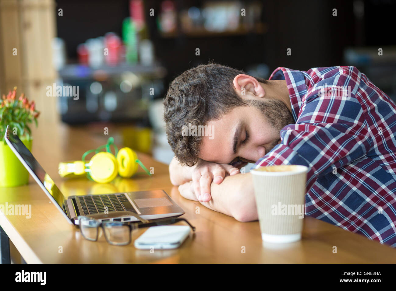 Hombre Freelnace o estudiante durmiendo Foto de stock