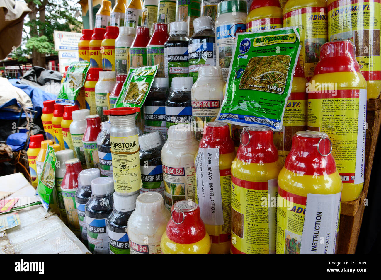 BURKINA FASO, Bobo Dioulasso, stand de mercado, la venta de plaguicidas,  fertilizantes, semillas, herbicidas Fotografía de stock - Alamy