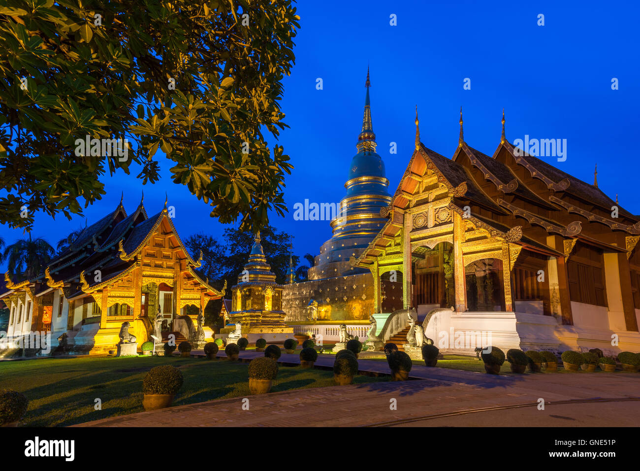 Ver el atardecer del templo Wat Phra Singh, el templo más venerado en Chiang Mai, Tailandia. Foto de stock