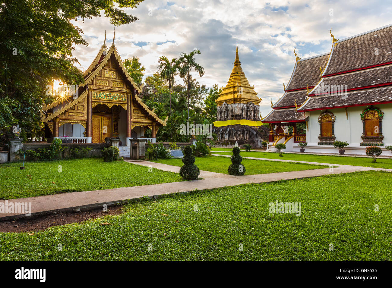 Wat Chiang Man al atardecer, el templo más antiguo de Chiang Mai, Tailandia. Foto de stock