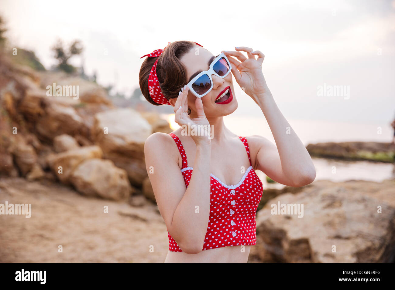 Stylish pin up girl sunglasses fotografías e imágenes de alta resolución -  Alamy