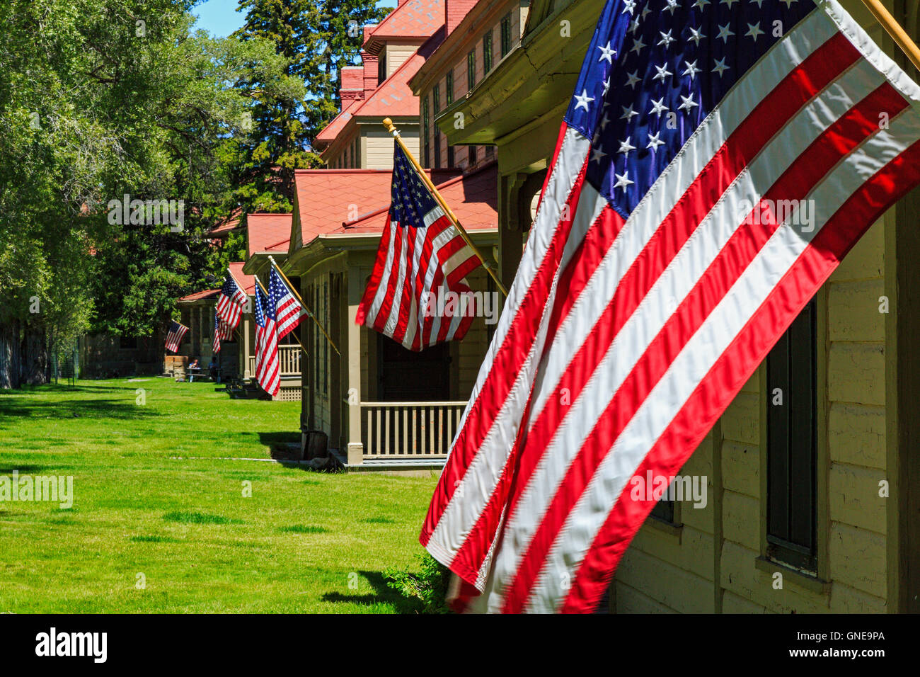 Banderas americanas en Fort Yellowstone en el distrito histórico de Mammoth Hot Springs en el Parque Nacional Yellowstone, Wyoming. Foto de stock