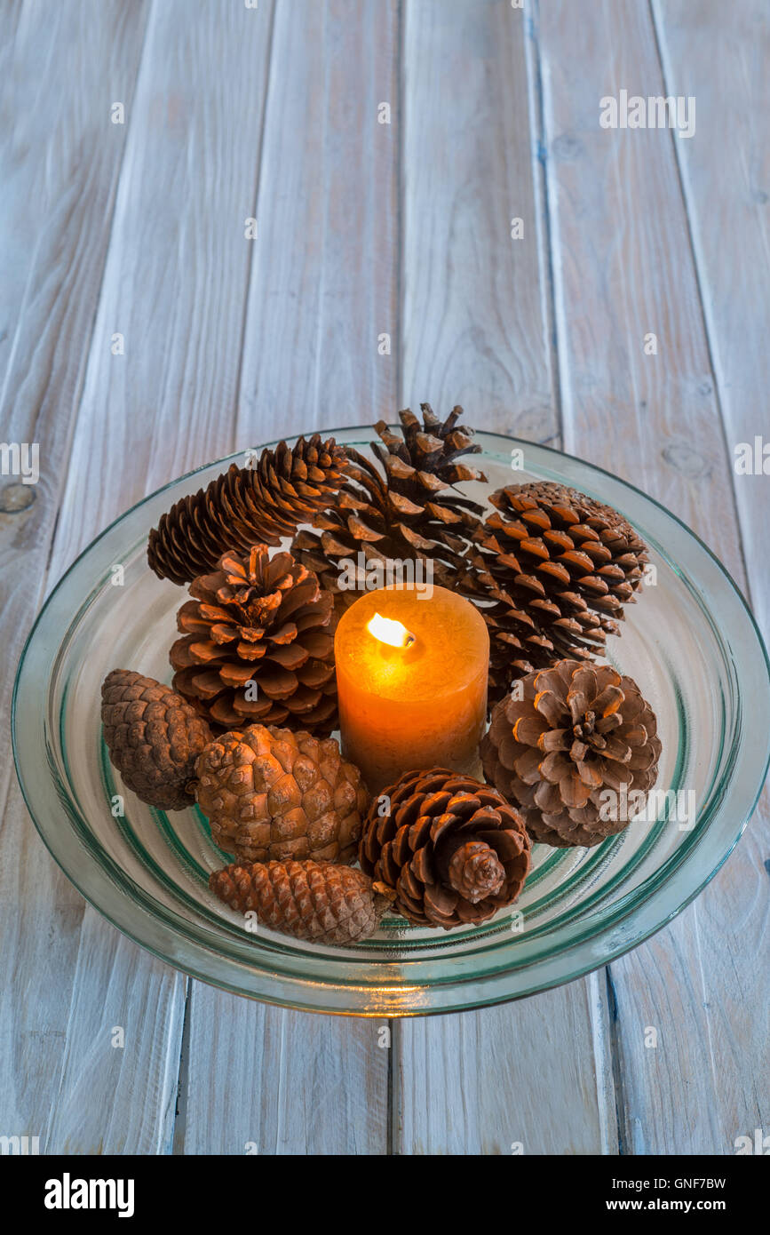 Centro de mesa con velas de Navidad y piñas. Espacio de copia Fotografía de  stock - Alamy