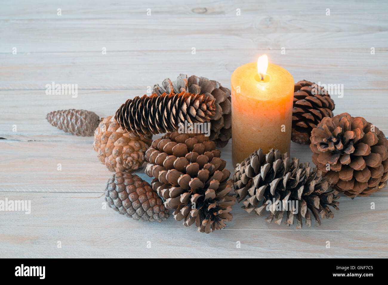 Centro de mesa con velas de Navidad y piñas. Espacio de copia Fotografía de  stock - Alamy