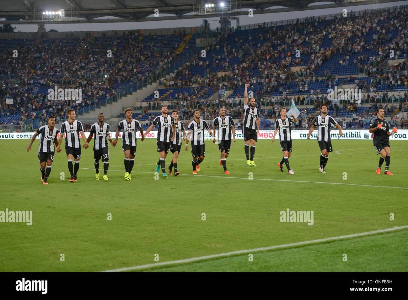 F.C. Los jugadores de la Juventus celebra durante el partido de fútbol de la Serie A italiana entre el S.S. Lazio y F.C. La Juventus en el Estadio Olímpico de Roma, el 27 de agosto de 2016. Foto de stock