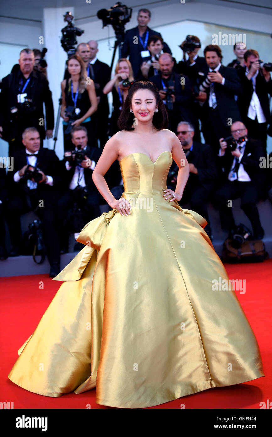 Venecia, Italia. 31 Aug, 2016. La actriz china Zhang Yuqi llega a la alfombra  roja para asistir a la ceremonia de apertura del 73º Festival de Cine de  Venecia en Venecia, Italia,