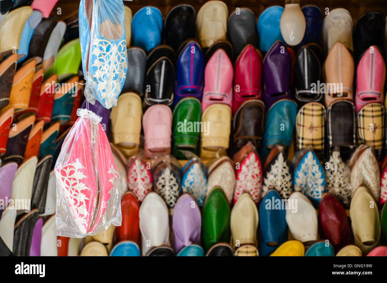 Venta de zapatos en el colorido mercado de marrakech fotografías e imágenes  de alta resolución - Alamy