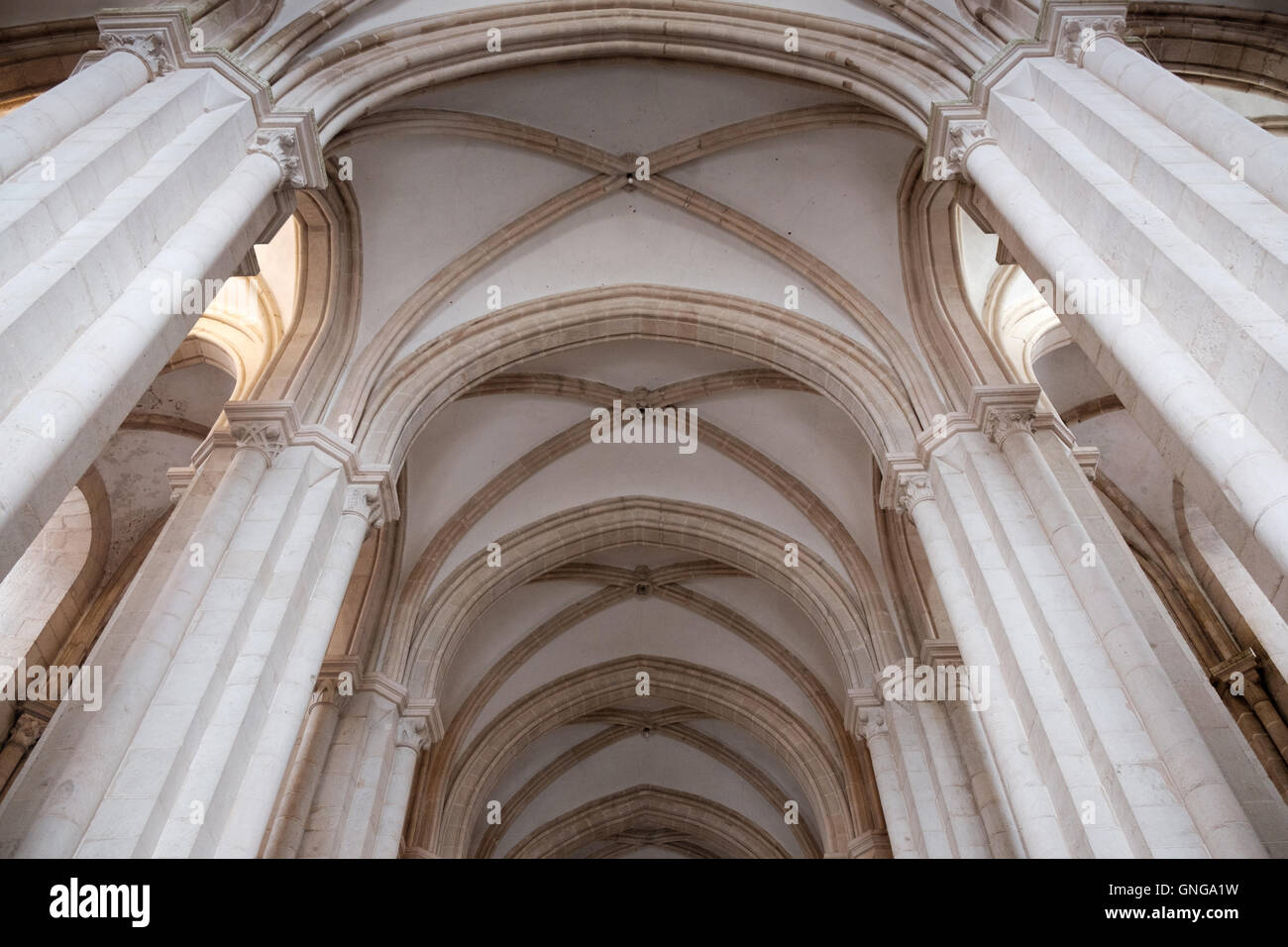 Las columnas y bóvedas de la iglesia en el monasterio de Alcobaça, Portugal Foto de stock