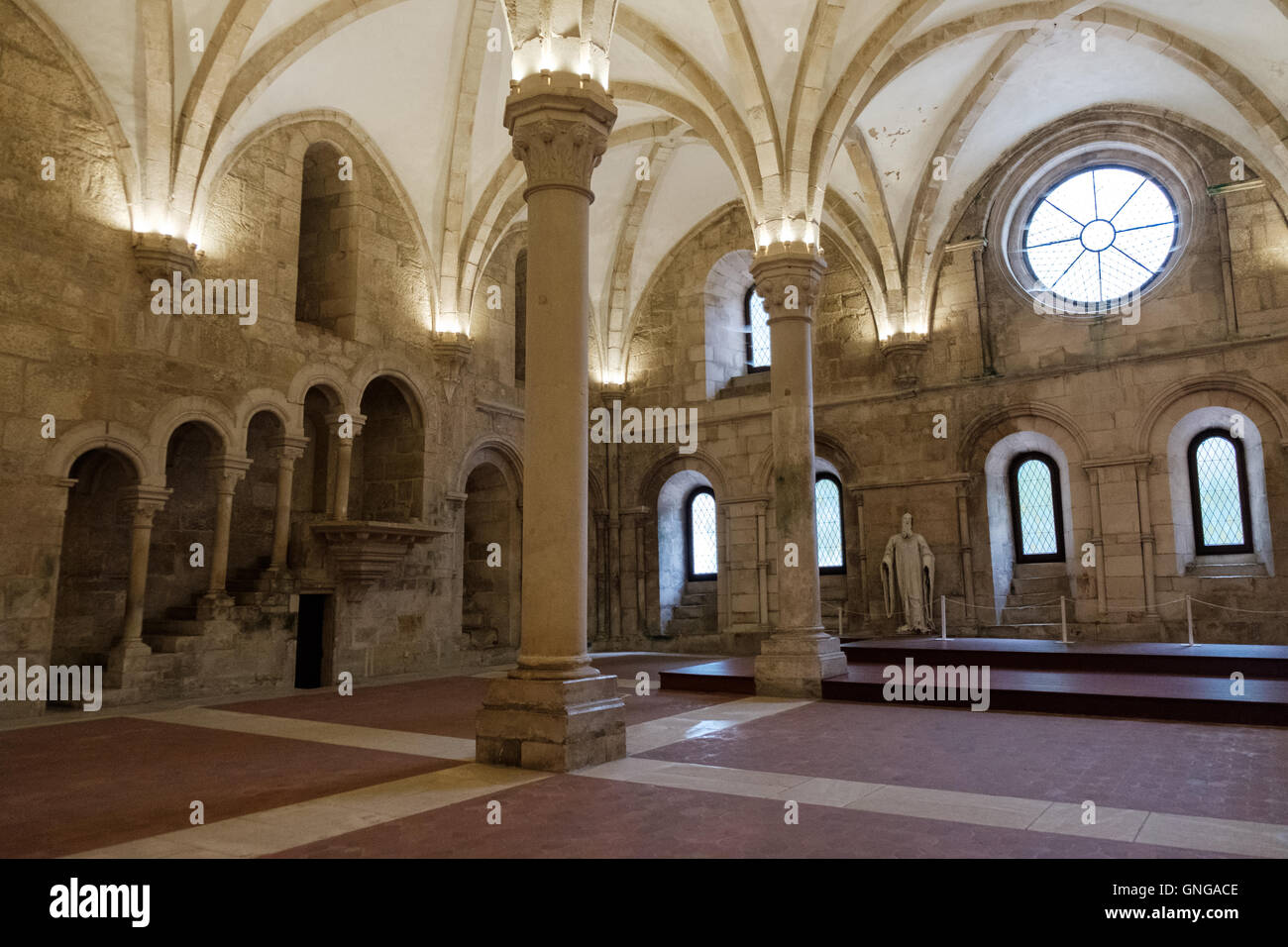El refectorio del monasterio de Alcobaça, Portugal, en el que los monjes tenían sus comidas cada día. Foto de stock