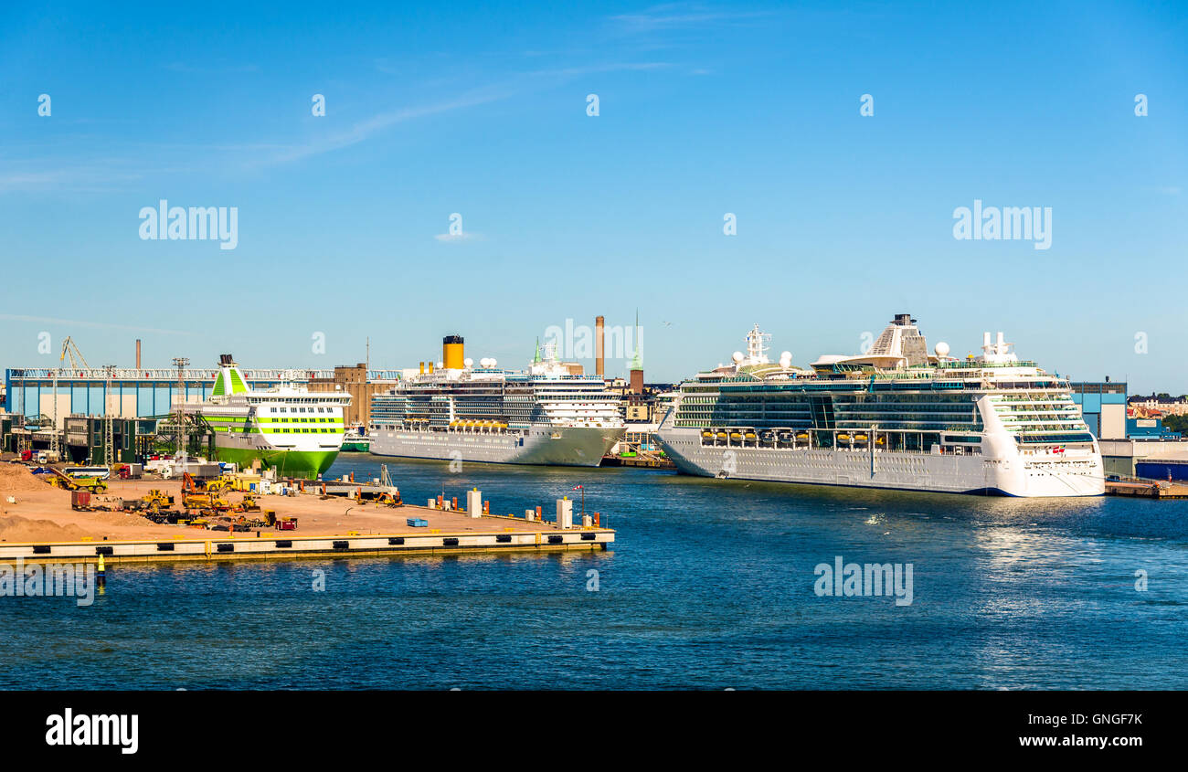Cruceros en el puerto de Helsinki - Finlandia Foto de stock