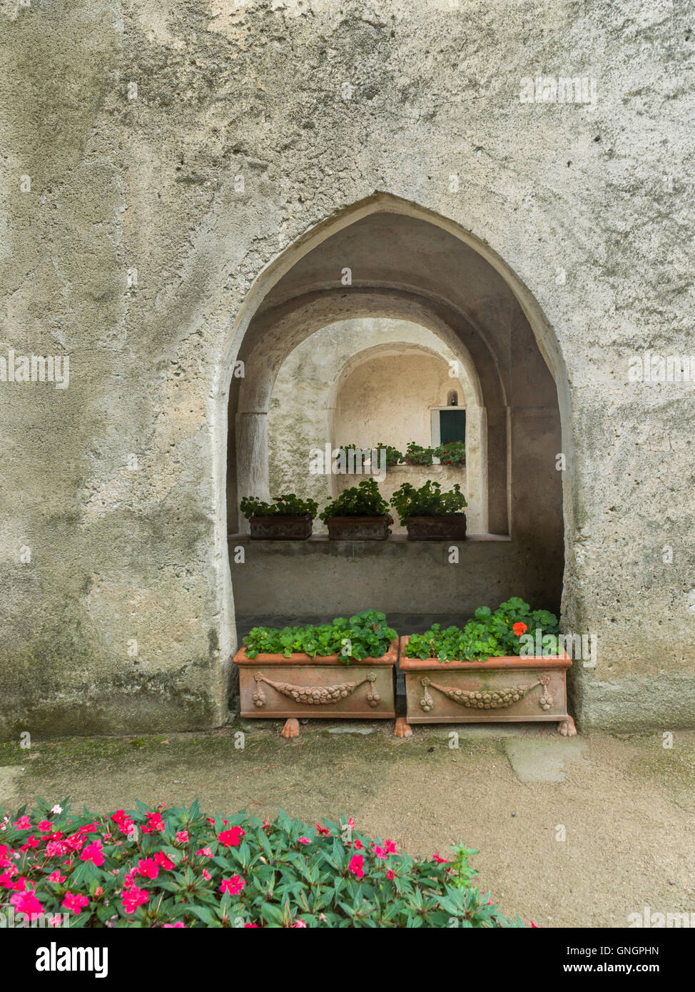 Plantas en macetas en la Villa Rufolo, Ravello, en la costa de Amalfi, Salerno, Campania, Italia Foto de stock