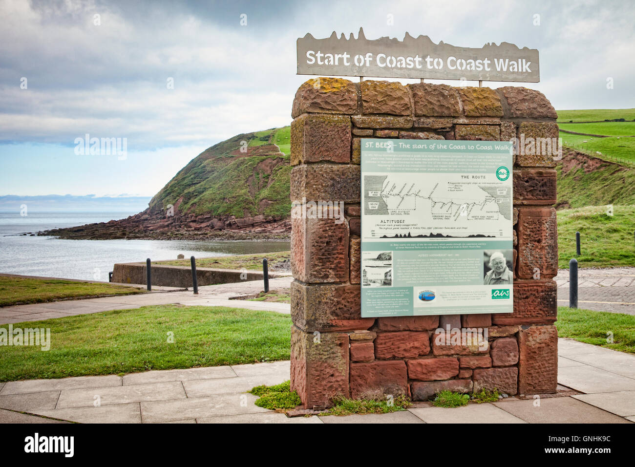 Información junta en St Bees, Cumbria, marcando el inicio de Alfred Wainwright's Coast to Coast Walk, el cual termina en Robin... Foto de stock