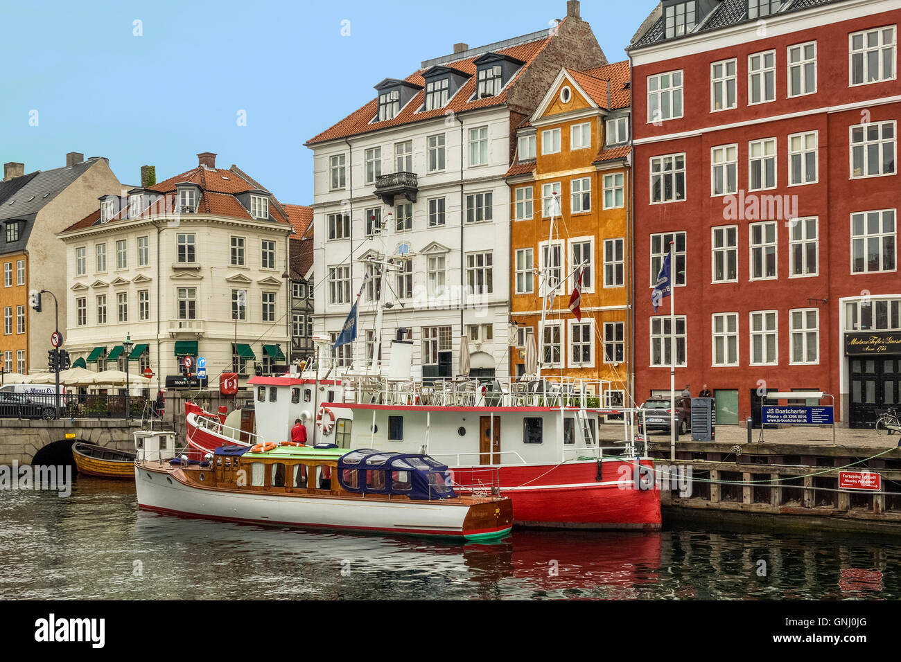 Los barcos en el Canal de Nyhavn Nyhavn, Copenhague, Dinamarca Foto de stock