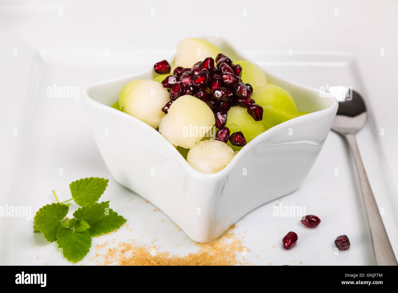 Sweet melon y las semillas de granada como un postre refrescante Foto de stock