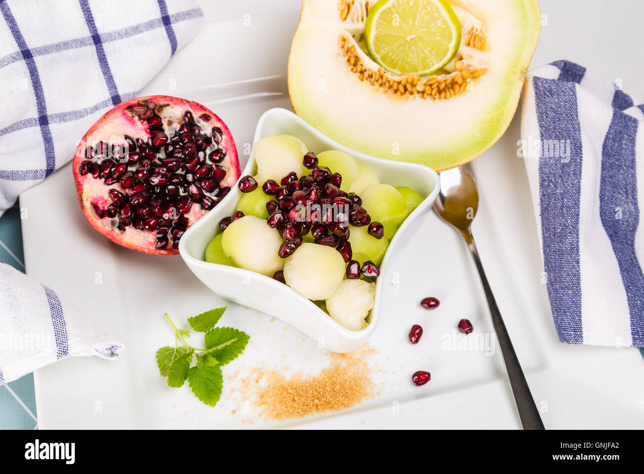 Sweet melon y las semillas de granada como un postre refrescante Foto de stock