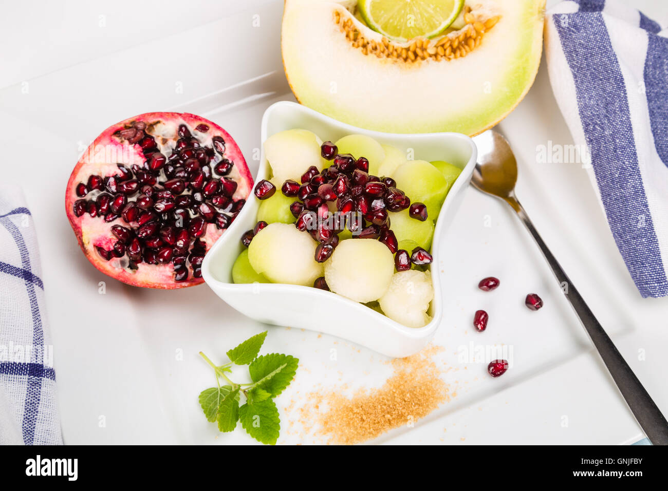 Sweet melon y las semillas de granada como un postre refrescante Foto de stock