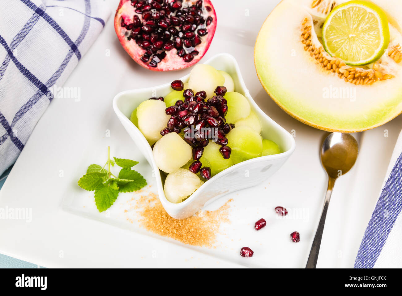 Sweet melon y las semillas de granada como un postre refrescante Foto de stock