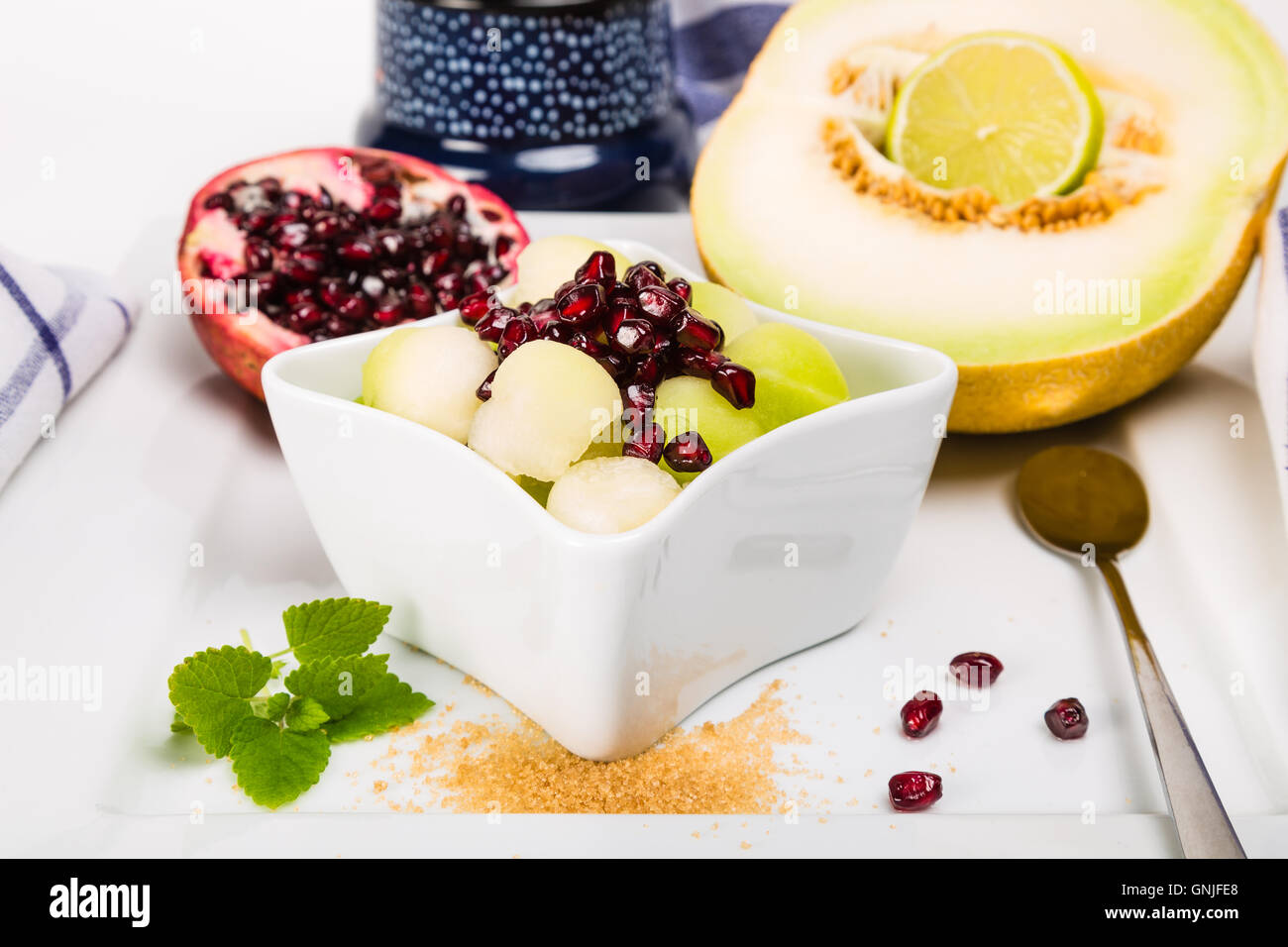 Sweet melon y las semillas de granada como un postre refrescante Foto de stock