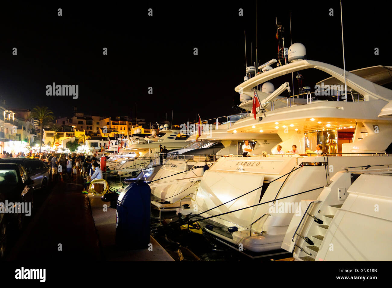 Yates en Puerto Banus en la noche con vida nocturna y fiestas en barcos,  Marbella, Andalucía, España Fotografía de stock - Alamy