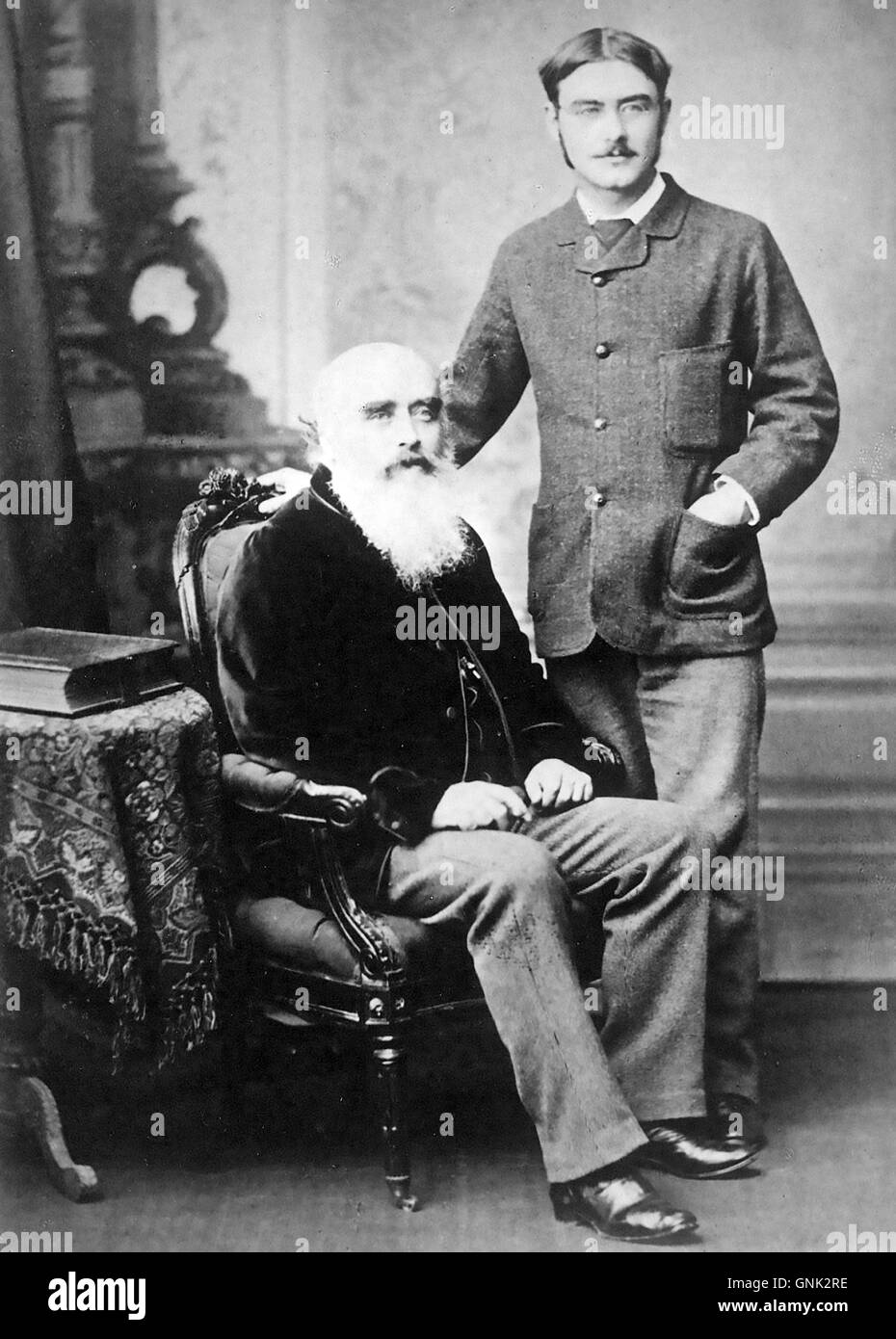 RUDYARD KIPLING escritor inglés con su padre Juan alrededor del año 1890  Fotografía de stock - Alamy