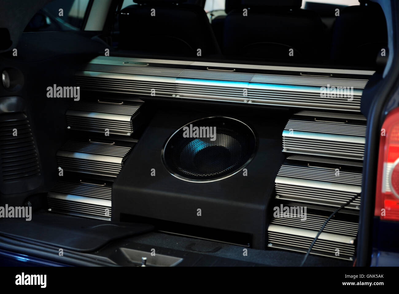 Moderno sistema acústico para escuchar música en el coche Foto de stock
