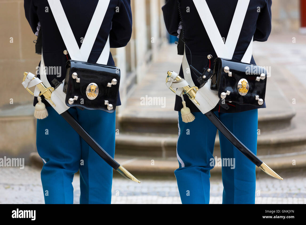Centinela del ejército danés soldados uniformados en custodia deber al Real Palacio de Amalienborg, en Copenhague, Dinamarca Foto de stock