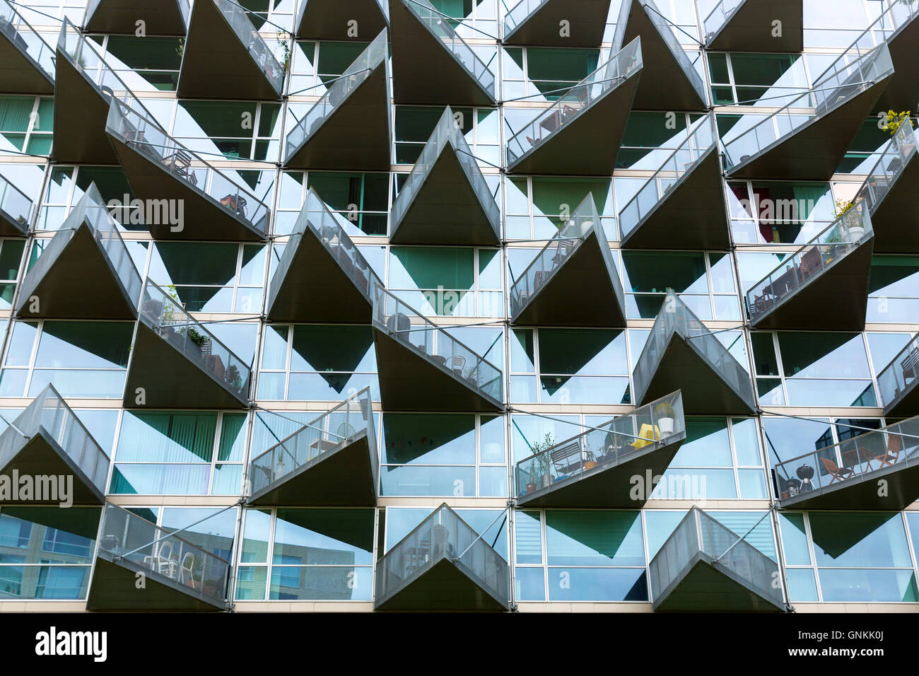 Balcón de vidrio moderna arquitectura nuevas viviendas en altura desarrollo orestad orestads boulevard en la ciudad de Copenhague, Dinamarca Foto de stock