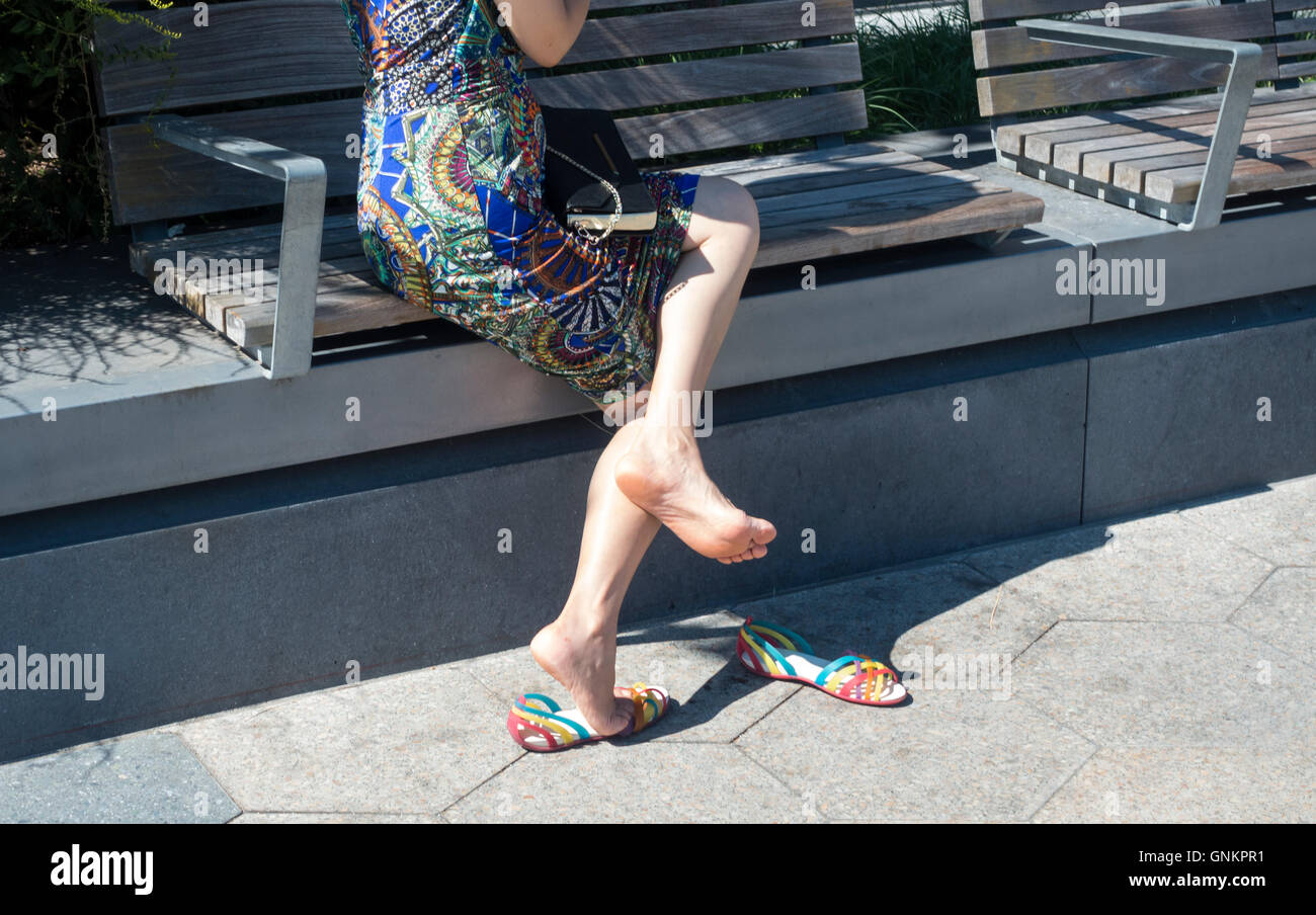 Rápido Reclamación Posdata Mujer con los pies descalzos y coloridas sandalias y vestimenta Fotografía  de stock - Alamy
