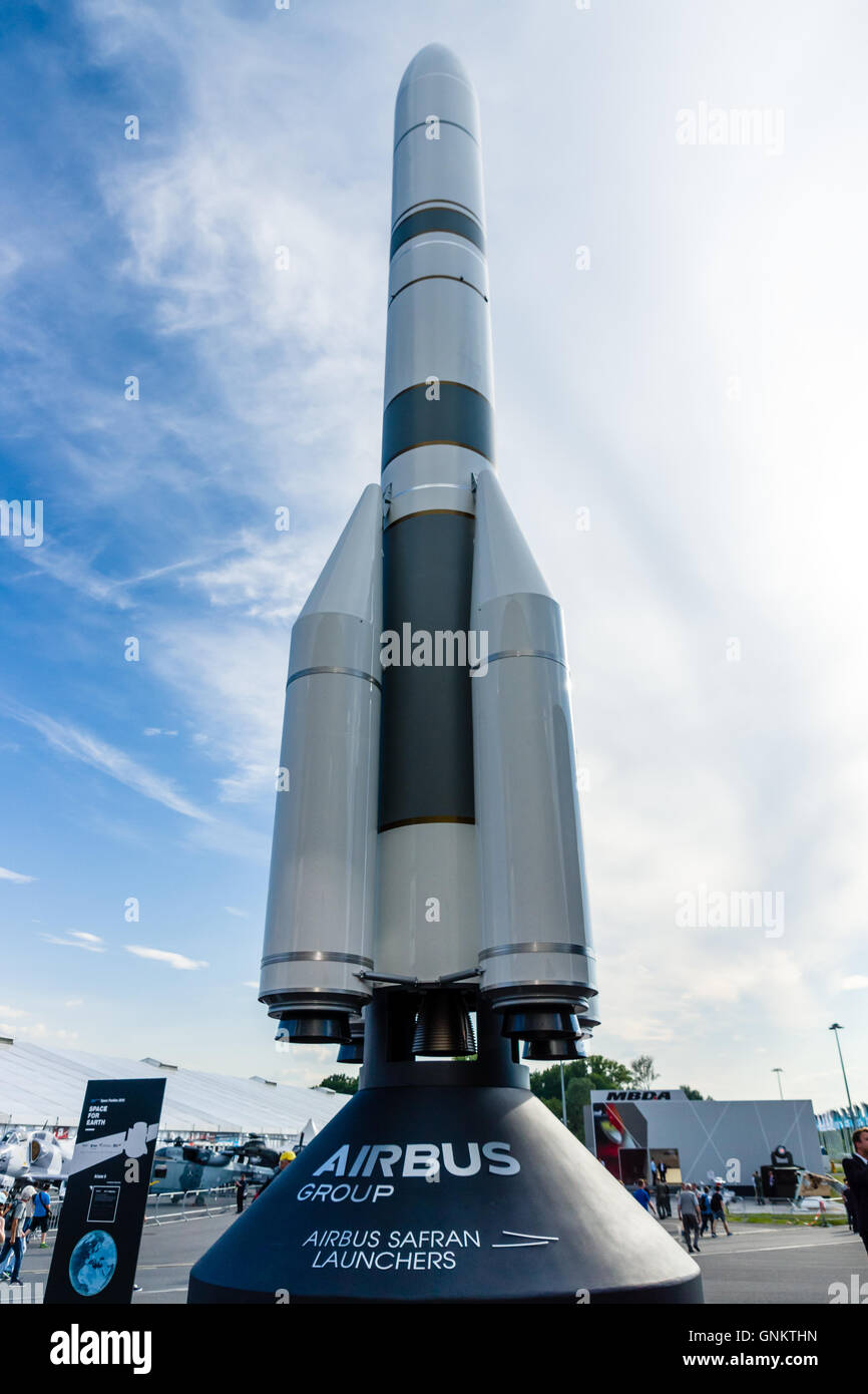BERLIN, ALEMANIA - Junio 03, 2016: modelo de vehículo de lanzamiento Ariane 6 (A64). Pabellón del espacio. Exposición ILA Berlin Air Show 2016 Foto de stock