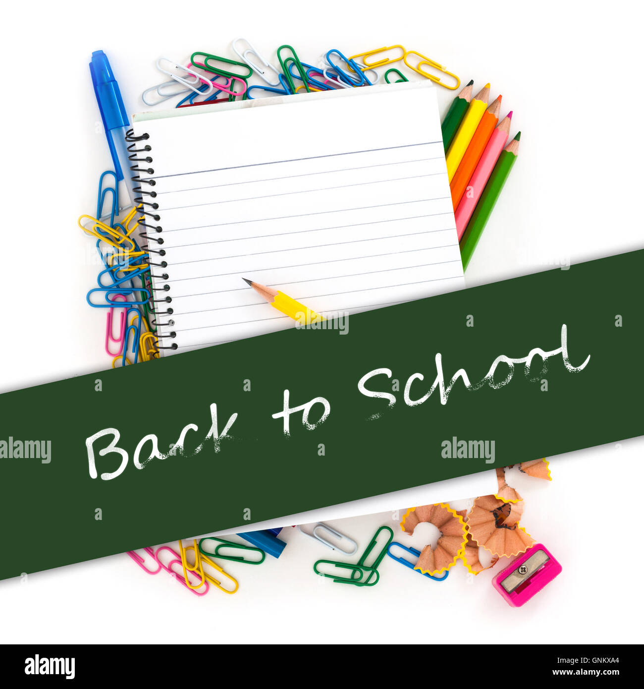 Back to school palabras sobre banner verde sobre papel con renglones página  de notebook con material escolar Fotografía de stock - Alamy
