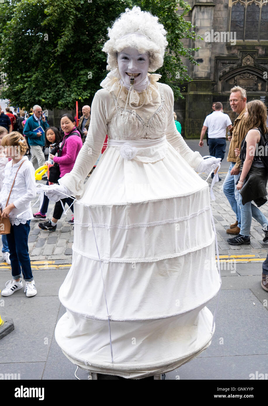 El ejecutante de la calle High Street durante el Festival Fringe de Edimburgo de 2016 en Escocia, Reino Unido Foto de stock
