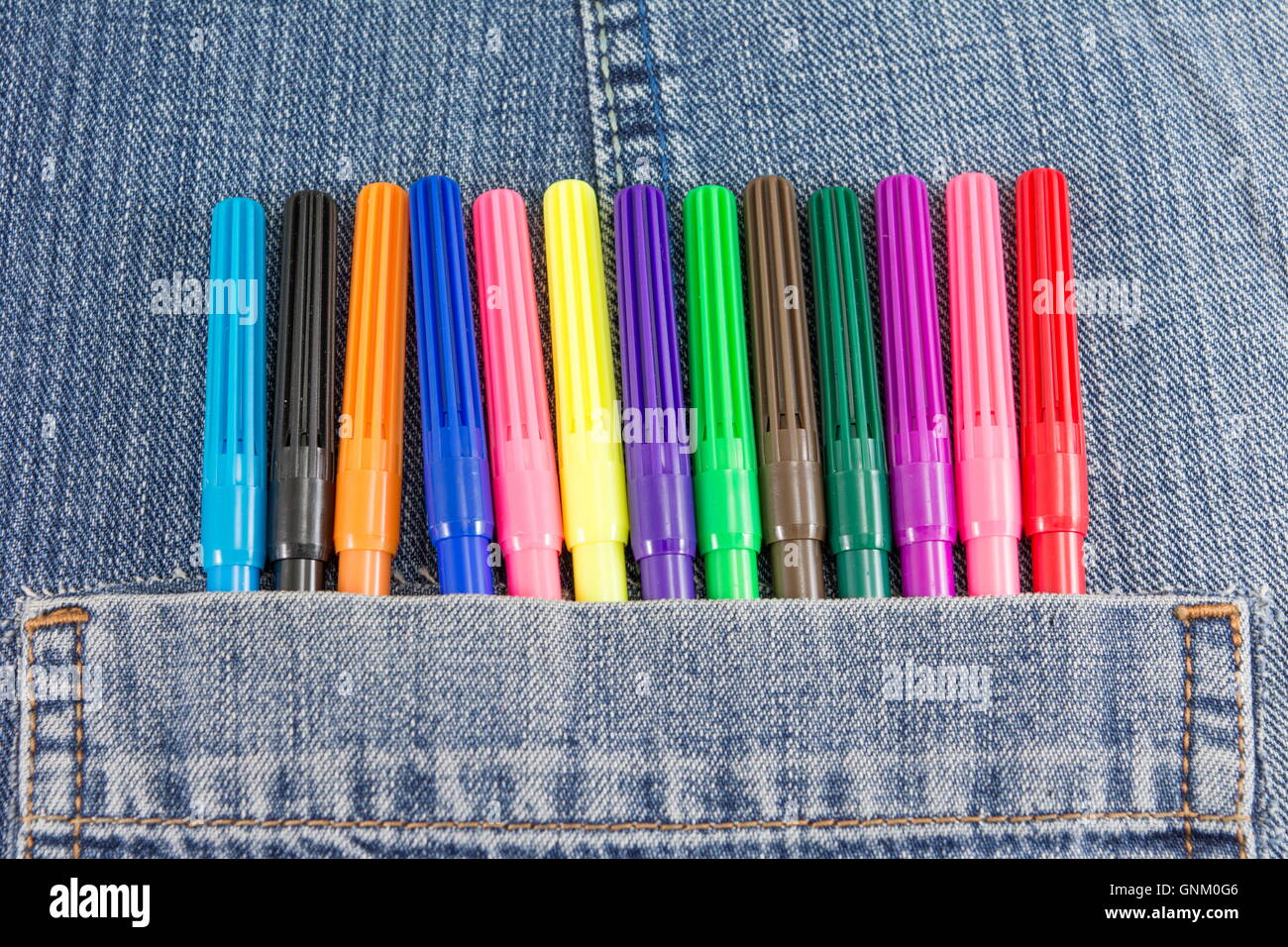 Lápices de colores de denim blue jeans pocket Foto de stock