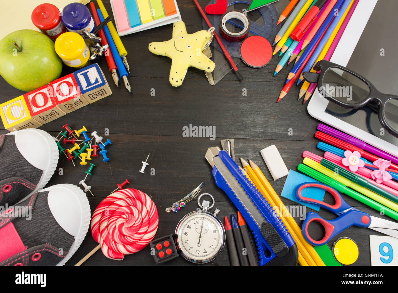 Objetos de aprendizaje creativo en una mesa de madera Foto de stock