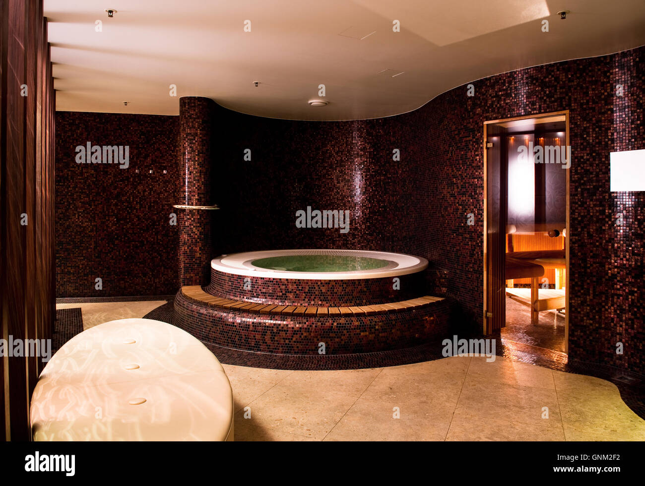 Moderno cuarto de baño con jacuzzi y sauna interior Fotografía de stock -  Alamy