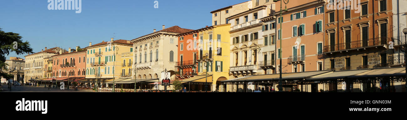Casas y restaurantes en Piazza Bra, temprano en la mañana, Verona, Italia Foto de stock