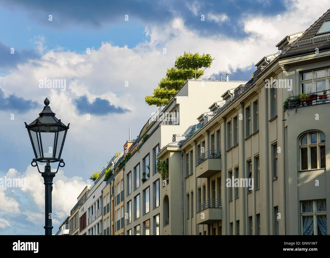Bienes raices De alta clase con azotea árboles en Berlin Mitte, Alemania Foto de stock