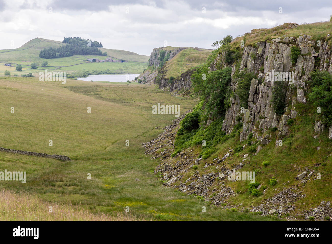 En Northumberland, Inglaterra, Reino Unido. Pelar riscos de acero Rigg, el Muro de Adriano sendero. Foto de stock
