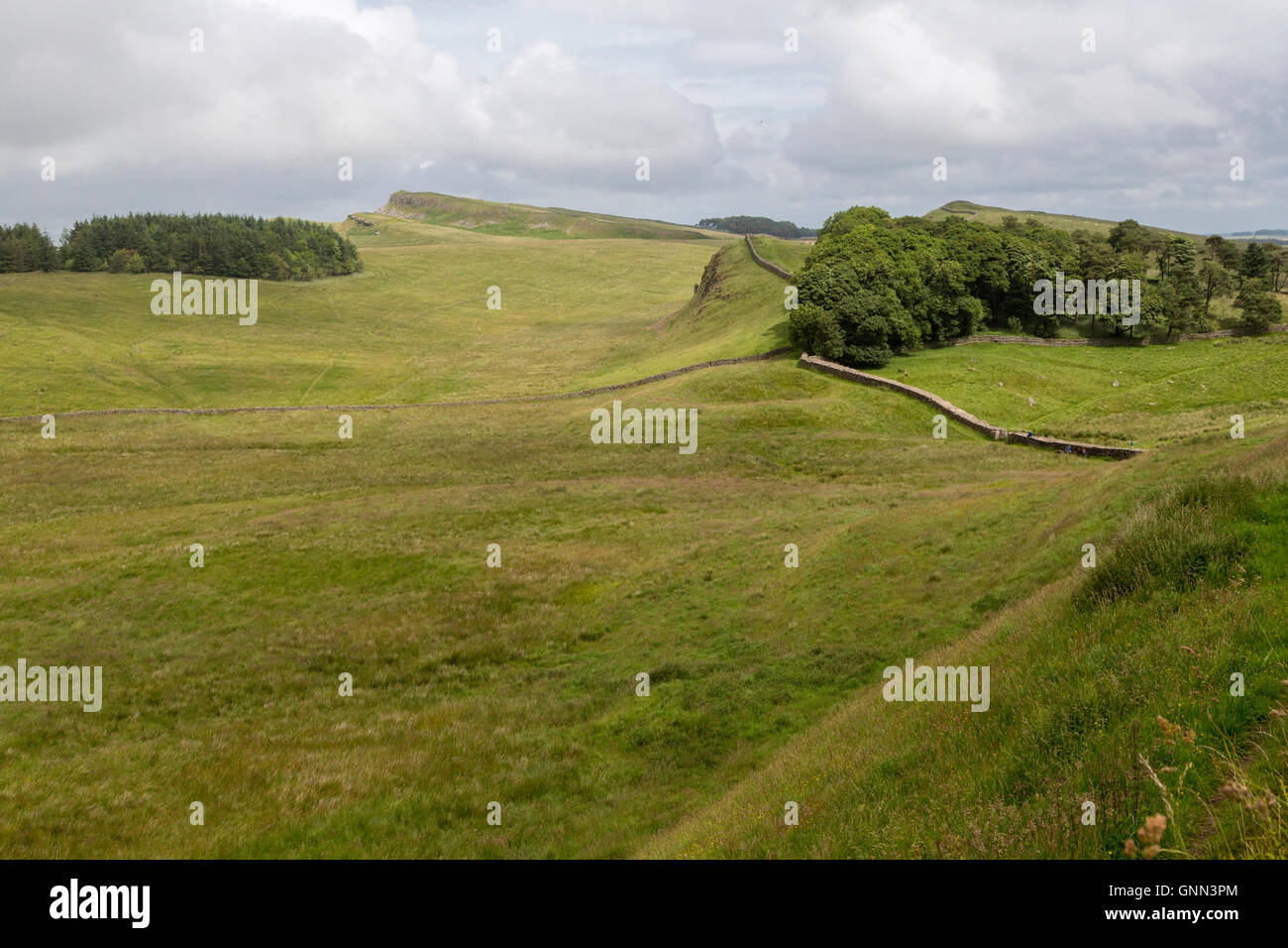 En Northumberland, Inglaterra, Reino Unido. Quemar Knag Gateway, en medio a la derecha, como el Muro de Adriano sube cuesta arriba en medio de la distancia. Foto de stock