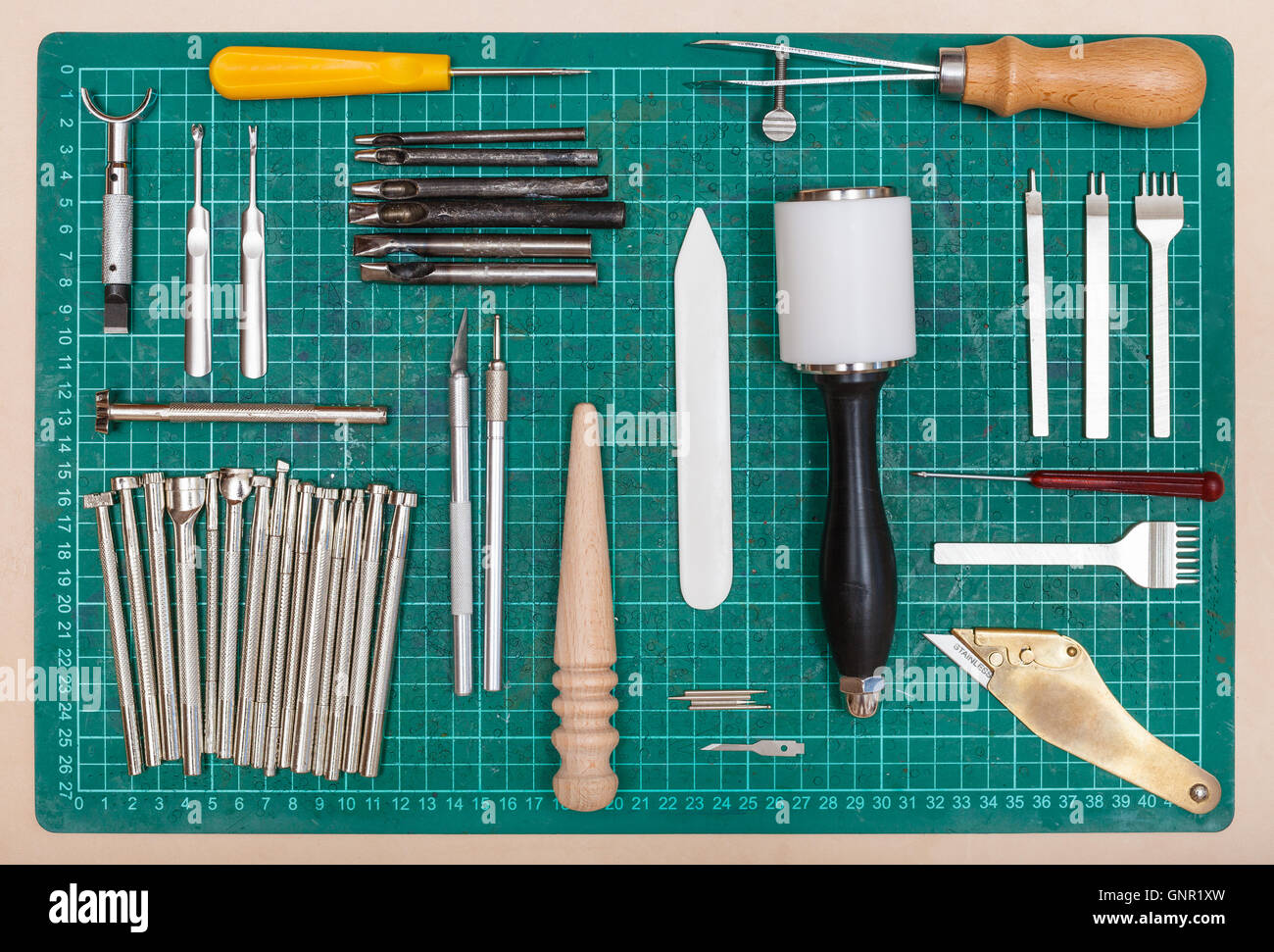 Diversas herramientas para trabajar el cuero en verde de auto-sanación mat  Fotografía de stock - Alamy