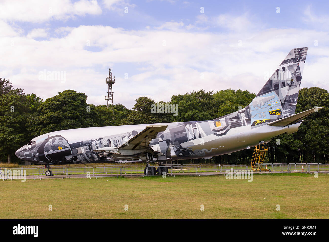 Un avión civil retirado pintados por estudiantes de arte como un proyecto Foto de stock