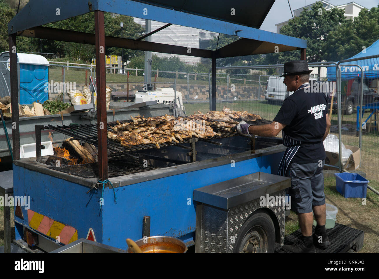 Siendo de pollo asadas a la parrilla comercial,Jersey, Islas del Canal  Fotografía de stock - Alamy