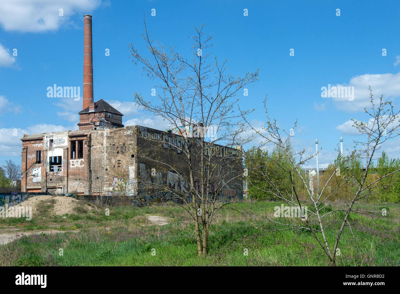 Berlín, Alemania, la ruina de la fábrica de hielo en la carretera Koepenicker Foto de stock