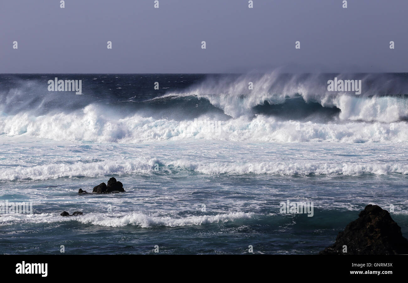 Rompiendo las olas con las rocas en el océano Atlántico Islas Canarias, Lanzarote, España, la Playa de Janubio Foto de stock