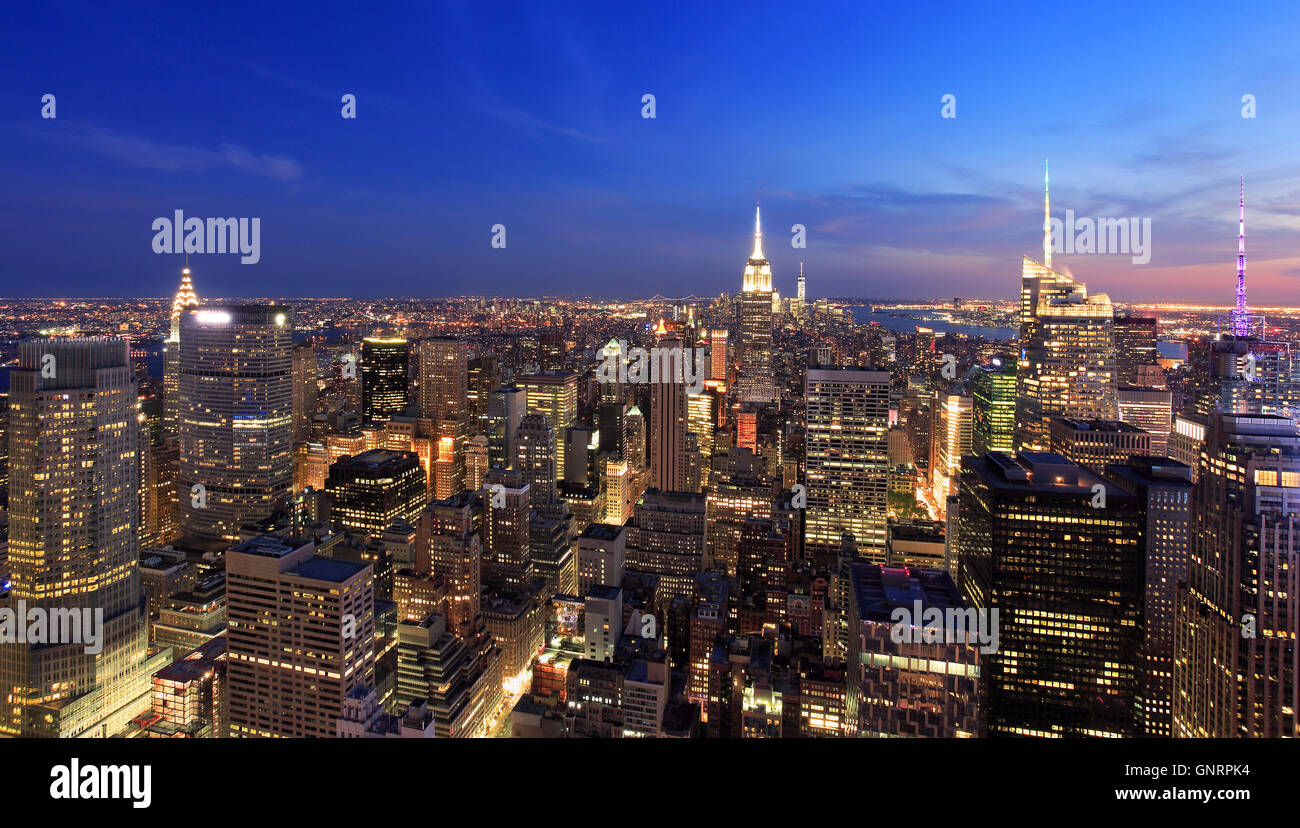 La Ciudad de Nueva York ilumina al atardecer, EE.UU. Foto de stock